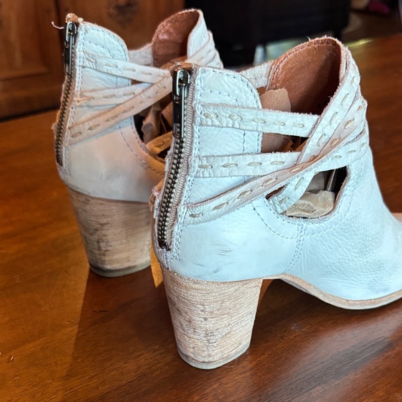 Frye White Leather Naomi Ankle Boots w Heels - Picture 3 of 8